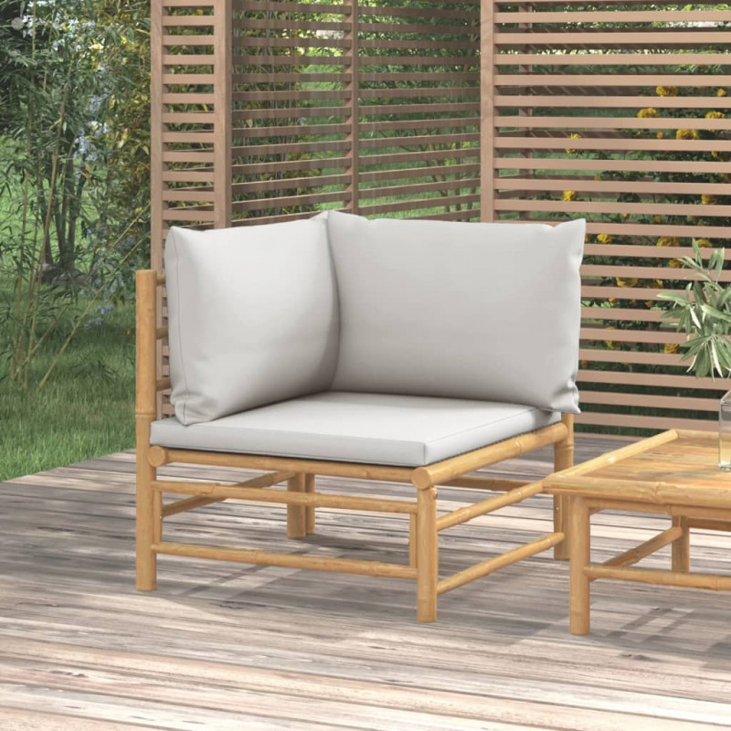 Narożna sofa ogrodowa z jasnoszarymi poduszkami, bambusowa