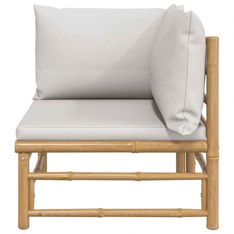 Narożna sofa ogrodowa z jasnoszarymi poduszkami, bambusowa