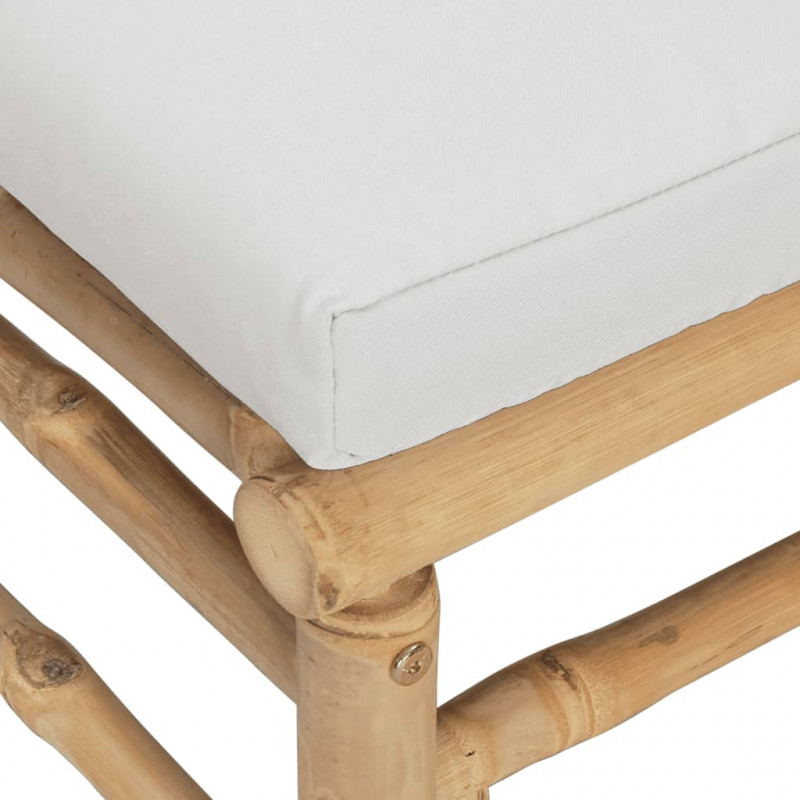 Narożna sofa ogrodowa z jasnoszarymi poduszkami, bambusowa