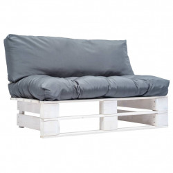 Ogrodowa sofa z palet, z szarymi poduszkami, sosna