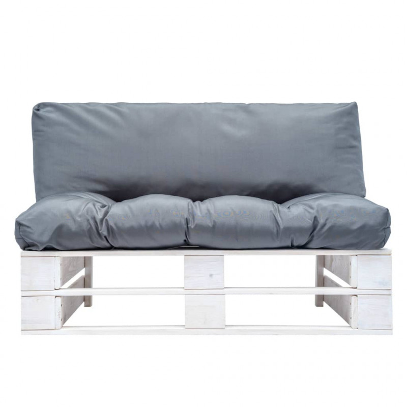 Ogrodowa sofa z palet, z szarymi poduszkami, sosna