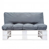 Ogrodowa sofa z palet, z szarymi poduszkami, sosna