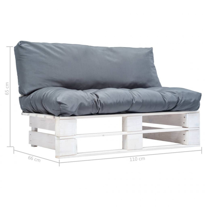 Ogrodowa sofa z palet, z szarymi poduszkami, sosna