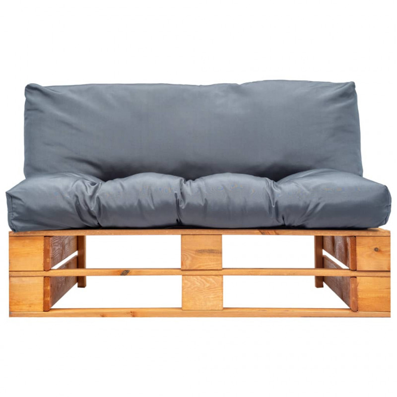 Ogrodowa sofa z palet, z szarymi poduszkami, sosna
