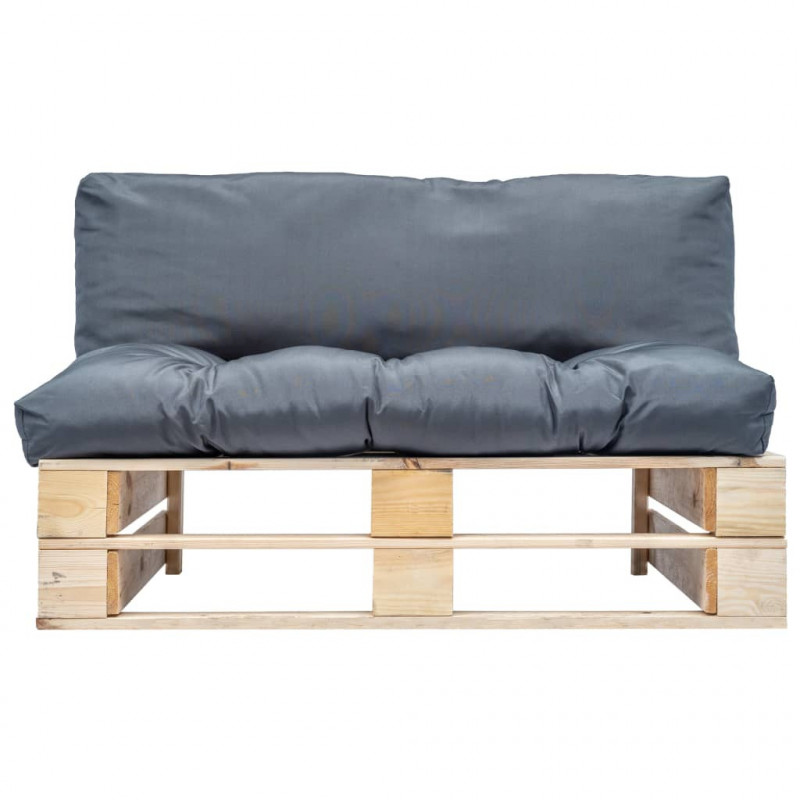 Ogrodowa sofa z palet, z szarymi poduszkami, sosna