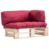 Ogrodowa sofa z palet, z czerwonymi poduszkami, sosna