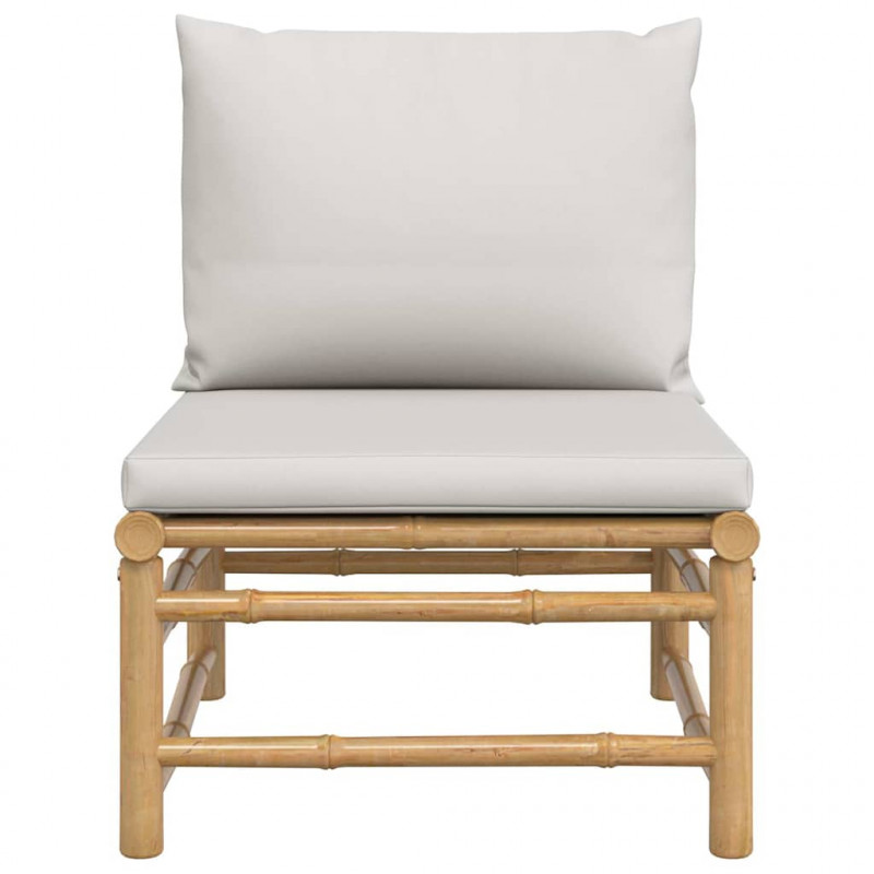 Środkowa sofa ogrodowa z jasnoszarymi poduszkami, bambusowa
