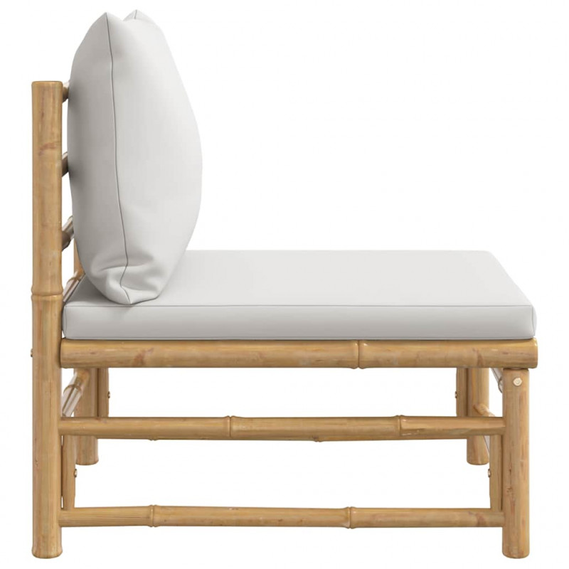 Środkowa sofa ogrodowa z jasnoszarymi poduszkami, bambusowa