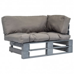 Ogrodowa sofa z palet, z szarymi poduszkami, sosna