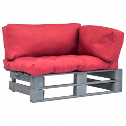 Ogrodowa sofa z palet, z czerwonymi poduszkami, sosna