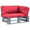 Ogrodowa sofa z palet, z czerwonymi poduszkami, sosna