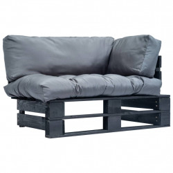 Ogrodowa sofa z palet, z szarymi poduszkami, sosna