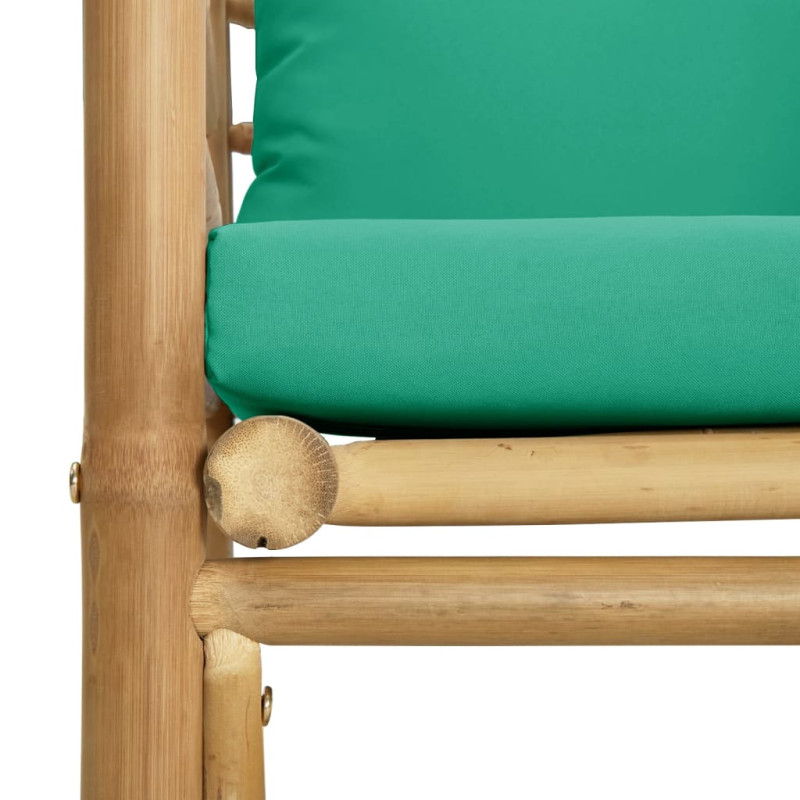 Sofa ogrodowa z zielonymi poduszkami, bambusowa