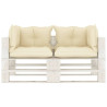Ogrodowa sofa 2-osobowa z palet, z kremowymi poduszkami, drewno